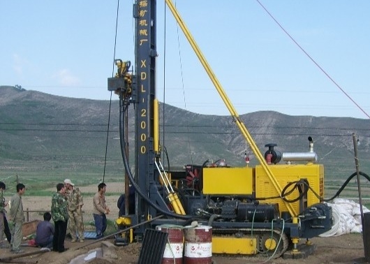 XYL-2B 코어 드릴링 장비는 30KW 디젤 엔진 350m 깊이를 갖춘 크롤러에 장착했습니다